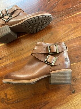 TIMBERLAND WOMEN'S SUTHERLIN BAY CROSS STRAP LEATHER ZIP BOOTS